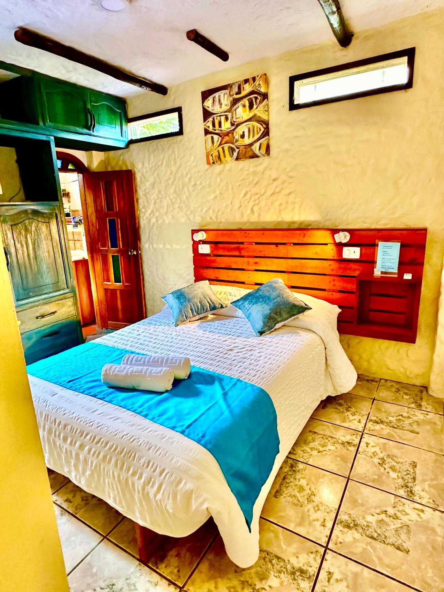 Casa Del Lago Lodging House Puerto Ayora  Exterior photo